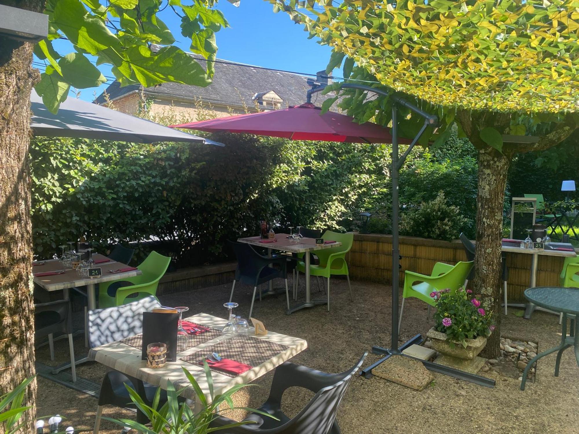 Logis Hotel Le Cygne Le Bugue Exterior photo
